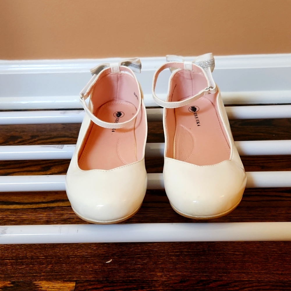 White formal dressy shoes perfect for the prettiest dress or pants suit.